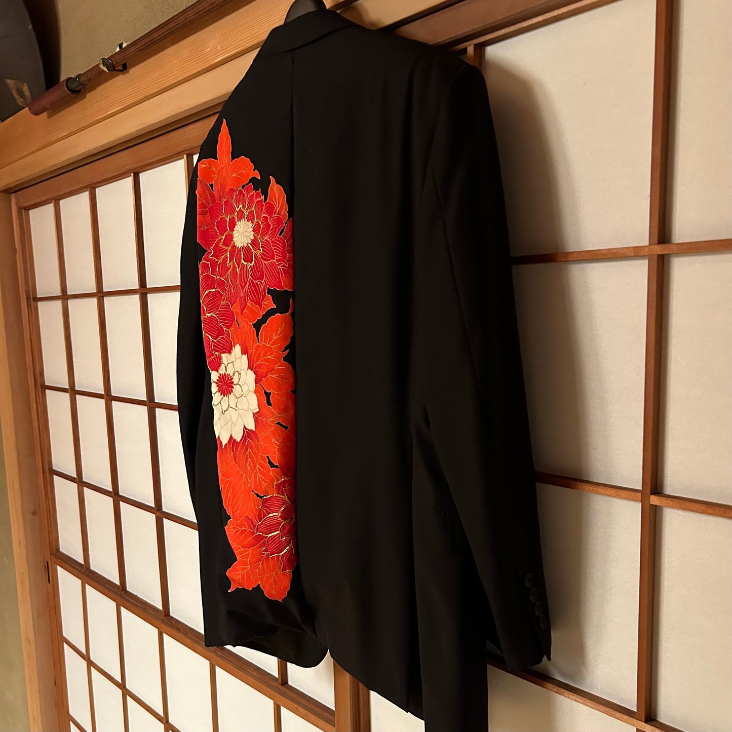 Kimono jacket with dahlia-like pattern