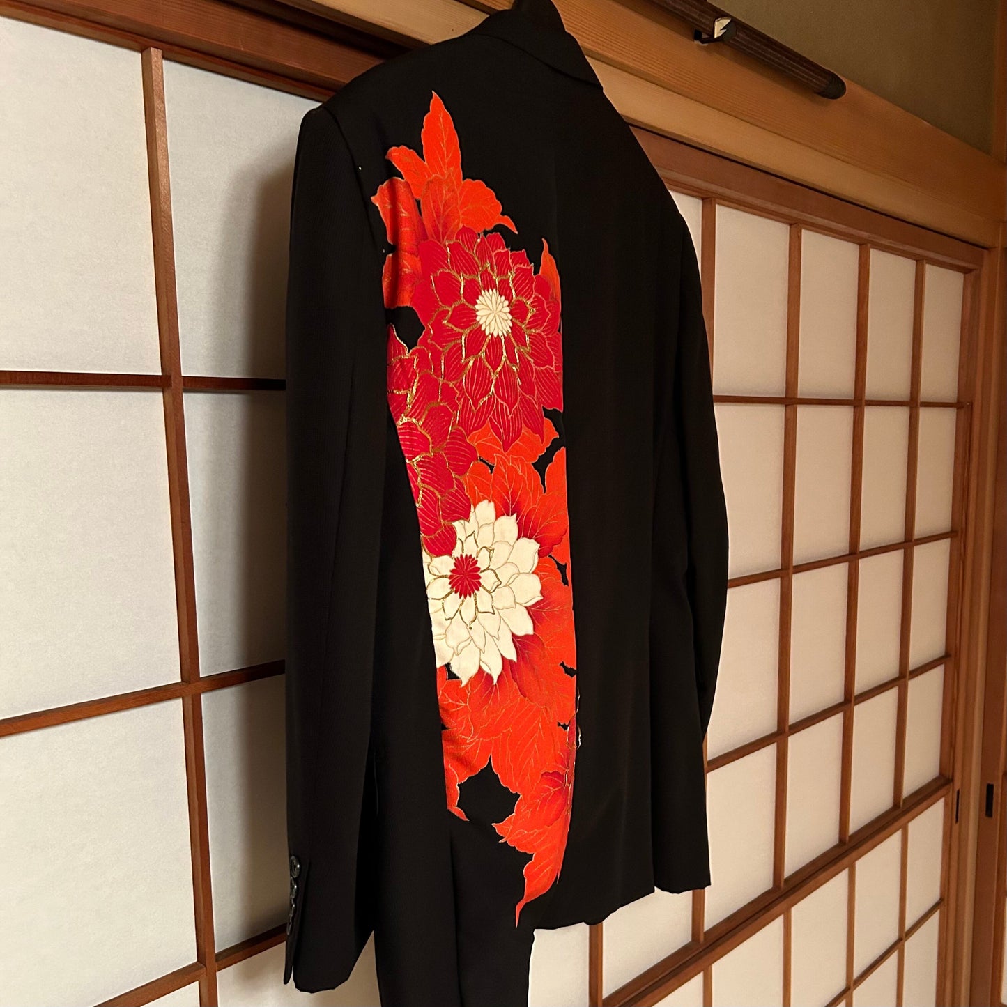 Kimono jacket with dahlia-like pattern