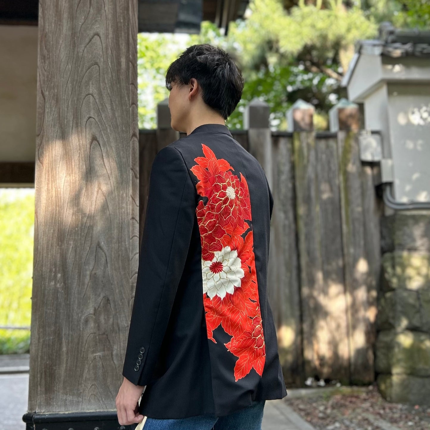 Kimono jacket with dahlia-like pattern