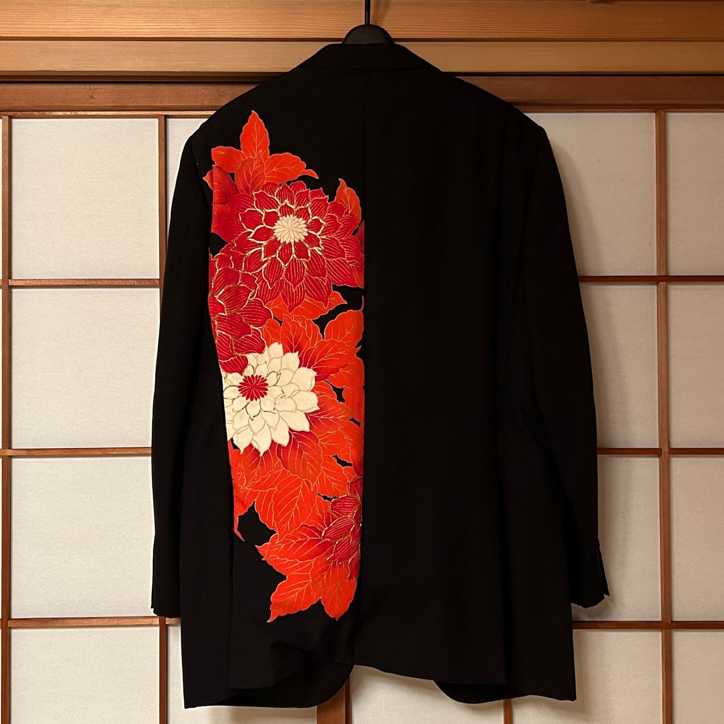 Kimono jacket with dahlia-like pattern