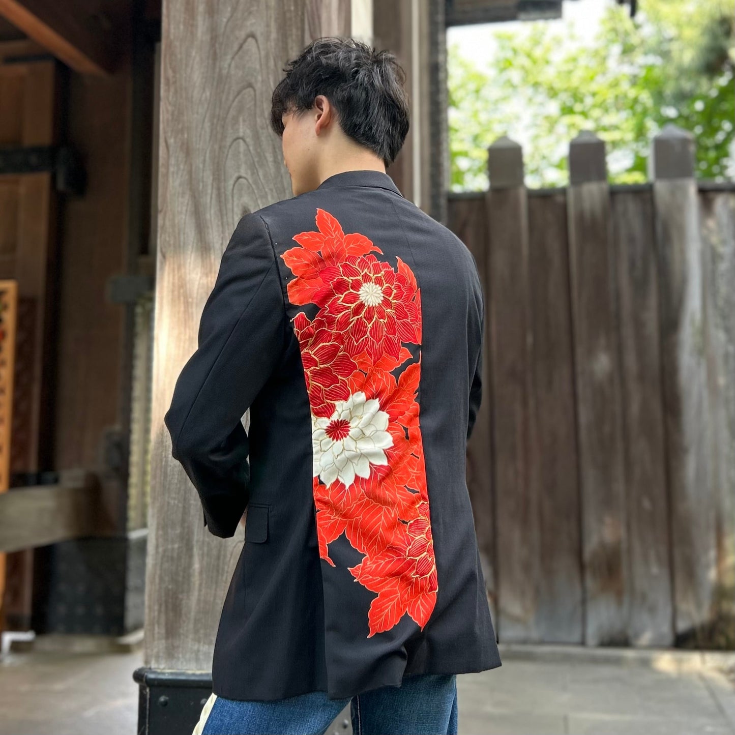 Kimono jacket with dahlia-like pattern